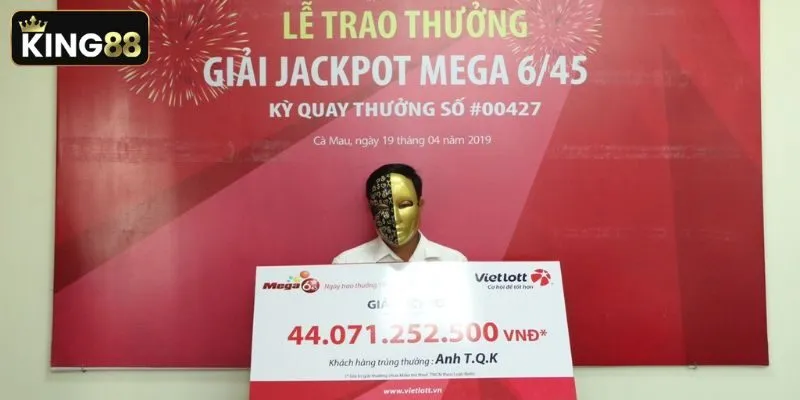 Khách hàng may mắn sở hữu tấm vé trúng giải độc đắc của xổ số Vietlott trị giá hàng chục tỷ đồng